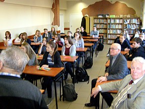 Foto - FilateliĹ›ci w ZS nr 2 w Lesznie