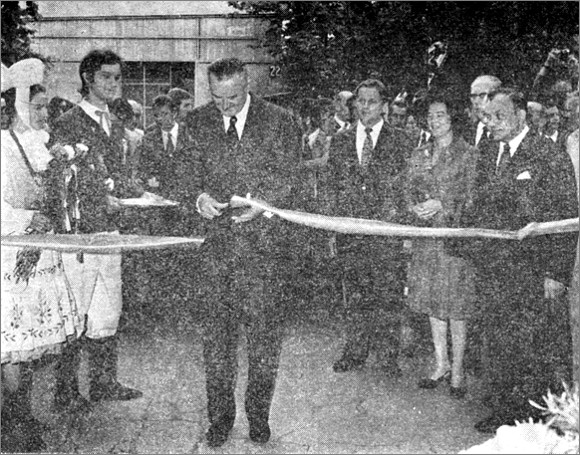 Premier P. Jaroszewicz przecina wstęgę